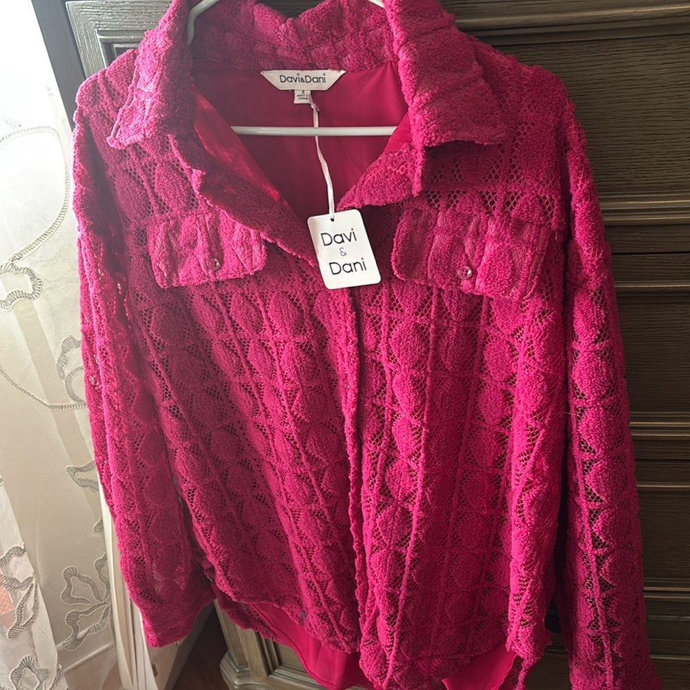 Davi & Dani size small NWT Hot Pink button downn inside lined .